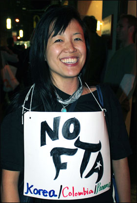 미주 진보한인청년단체 노둣돌 회원 10여 명은 'NO FTA'라는 구호가 적힌 손팻말을 들고 행진에 참여했다.