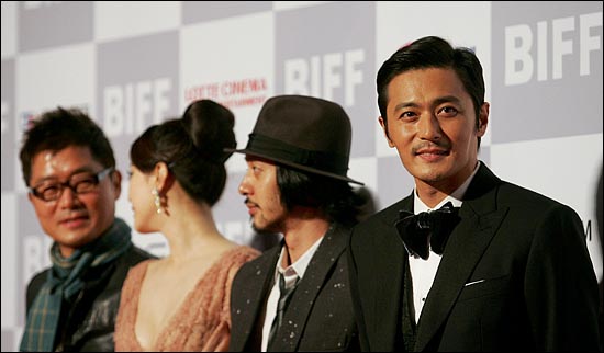  배우 장동건이 6일 저녁 부산국제영화제 개막식 레드카펫 행사에 참석, 영화 <마이웨이>출연진들과 포즈를 취하고 있다.
