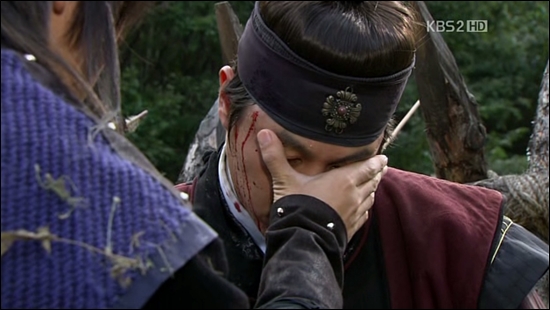  KBS 드라마 <공주의 남자>의 한 장면. 김승유가 신면의 눈을 감겨주고 있다.