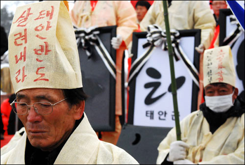 기름유출사고 후 생계를 비관한 주민들이 잇따라 목숨을 스스로 끊는 안타까운 죽음이 이어져 태안엔 근조기가 휘날리는 날이 많아졌다. 