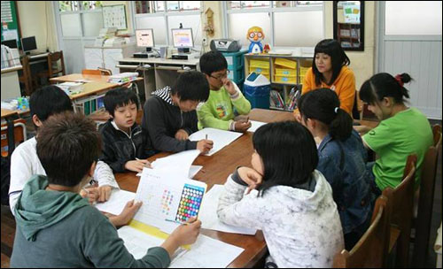 태안지역 어린이들이 기름사고 후 심리적, 육체적 피해를 입어 서울 내러티브 연구소가 운영한 치료 프로그램에 참여한 모습
