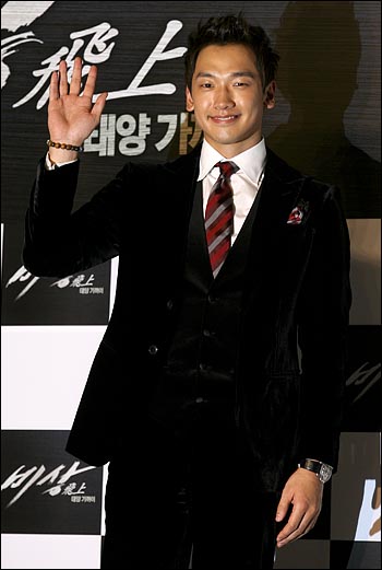  영화 <비상:태양가까이>의 제작발표회가 7일 부산 센텀시티 신세계 문화홀에서 열렸다. 배우 정지훈이 손을 들어 인사를 하고 있다. 