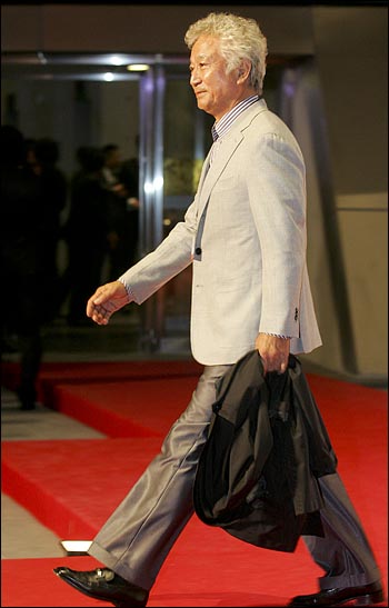  원로배우 신성일이 6일 저녁 부산 해운대 영화의 전당에서 열린 부산국제영화제 개막식에 참석해 레드카펫을 통해 입장하고 있다.