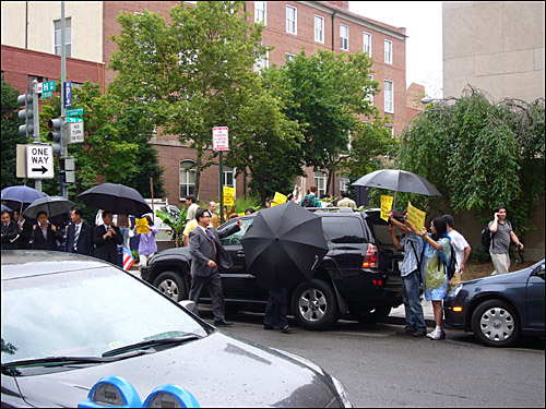 2009년 6월 죠지워싱턴대에서 이명박대통령 명예박사학위 수여식에 나타나 시위대를 막아서던 우산부대. 