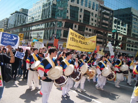국제연대 평화집회에 참여한 동포들이 출물패를 앞세워 행진하고 있다. 