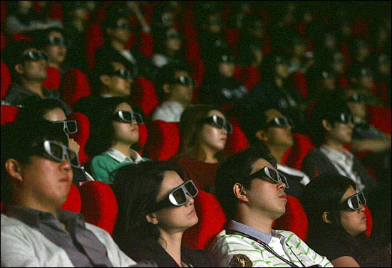  8일 오후 부산 해운대 센텀시티 스타리움관에서 3D영화<삼총사>의 시사회가 열렸다. 관객들이 3D 안경을 착용한채 영화를 관람하고 있다.