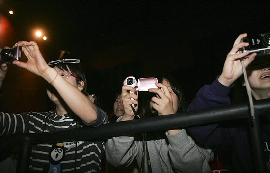  8일 오후 부산 해운대 센텀시티 스타리움관에서 열린 3D 영화<삼총사>의 시사회에 참석한 관객들이 주연배우 로건 레먼이 입장하자 사진을 찍으며 즐거워 하고 있다.