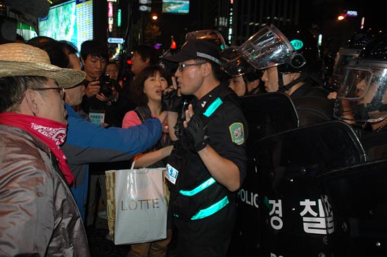10월 8일 저녁 7시경 희망버스 참가자들이 행진을 시작하자 경찰이 막아 서면서 충돌이 발생했다.