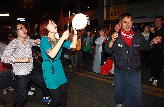 '5차 희망의 버스' 참가한 한국예술종합학교 학생들과 시민들이 9일 새벽 부산 중구 남포동 BIFF광장에 모여 탬버린과 나팔 등 악기를 연주하며 리듬에 맞춰 흥겹게 춤을 추고 있다.