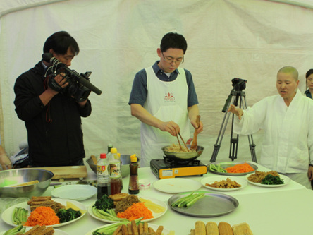  슬로푸드대회 '맛있는 이야기마당'에서 선재스님이 진행한 '청소년 사찰요리 교실'