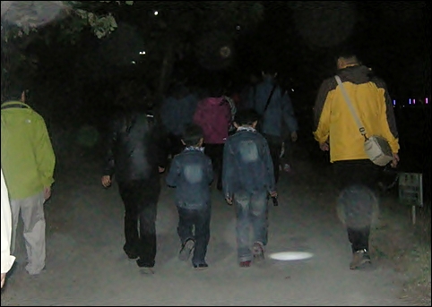 주차장을 출발, 절메산(寺山) 주변 산책로를 걷는 회원들. 휴대용 손전등을 가지고 나온 꼬마가 눈길을 끌었습니다.
