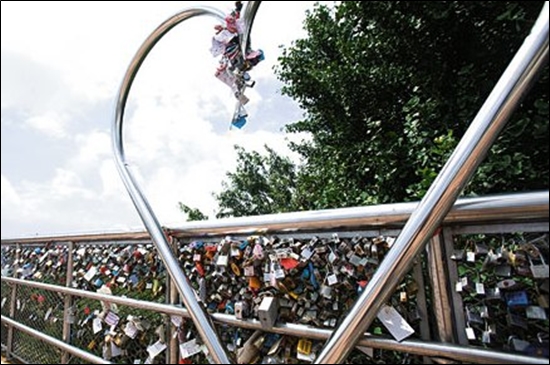 용두산공원 부산타워 옆에 설치되어 있는 '사랑의 자물쇠존'.