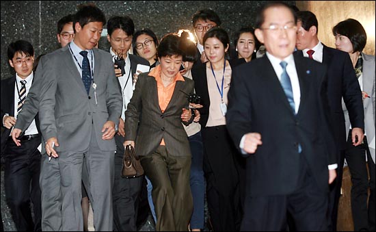 국회 본회의장으로 향하는 내리막길에서 박근혜 의원이 기자들에게 밀려 휘청거리고 있다.