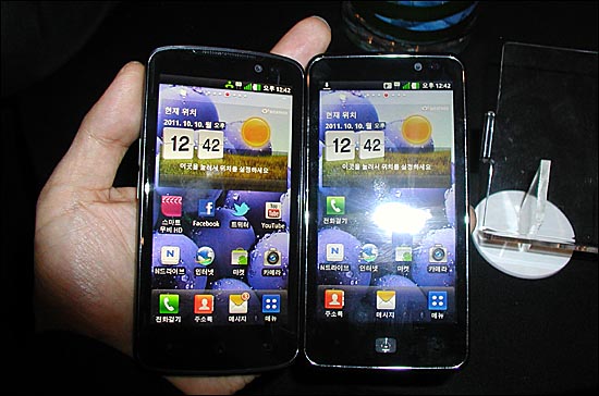 10일 오전 남산 하얏트호텔에서 열린 쇼케이스에서 디스플레이에 밀려 조연으로 전락한 옵티머스 LTE 스마프폰(왼쪽이 SKT, 오른쪽이 LGU+ 출시 모델).