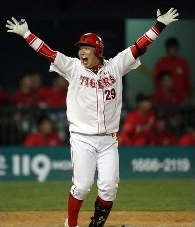 나지완 2009년 한국시리즈 7차전에서 터져나온 나지완의 한국시리즈 사상 첫 끝내기 홈런. 그것으로 기아 타이거즈는 해태 타이거즈와 화해할 수 있었다.