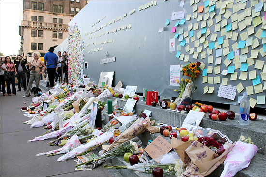 뉴욕 맨해튼 5번가 애플스토어 앞에는 애플의 창업자인 스티브 잡스를 추모하기 위해 시민들이 가져다놓은 꽃과 촛불, 애플의 상징인 사과 등이 놓여있다. 벽에는 잡스를 죽음을 안타까워 하는 메시지들이 잔뜩 적혀있다. 지난 8일 주말을 맞아 수천명의 추모객의 발길이 이어졌다.