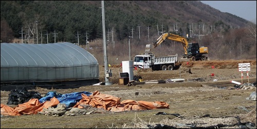 국민에게 안전한 먹거리를 제공하던 유기농단지를 철거하고 자전거도로를 건설하고 있습니다. 