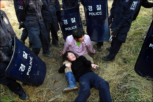 공정한 사회를 부르짓는 이 대통령께서, 그것도 유기농이 유망한 사업이라고 말씀하신 이 대통령께서 그들을 처참히 짓밟고 내쫓았습니다. 