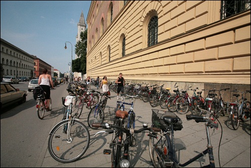 자전거 타기가 일상이 된 독일입니다. 도심내에 안전한 자전거 도로가 있기 때문이지요. 