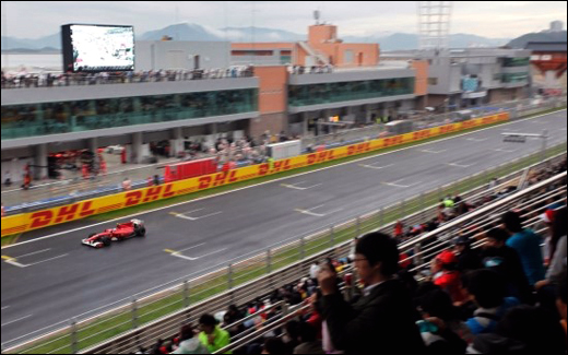  페르난도 알론소의 질주. 지난해 10월 24일 영암 국제자동차경주장에서 열린 F1 코리아 그랑프리 결승 때 알론소가 피니시라인(결승선)에 들어오는 모습이다.