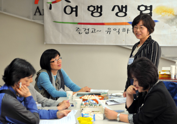  가격은 생협이 방보유인과 이른바 ‘공정여행’ 취지에 맞게 협정을 맺어 고시하게 되며, 수익금 배분은 보유인·방지기·마을지기 등의 기여도에 따라 적정 배분하게 된다. 여행자 방·프로그램 이용료는 일손·재능 품앗이로 대체(지역화폐 개념)할 수도 있다. 