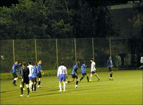  잉글랜드 축구협회(FA) 산하 이슬링턴 미드위크 리그 경기 모습.