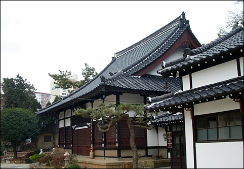 일본 에도(江戶)시대 건축양식으로 지었다는 대웅전과 스님들이 거주하는 요사.
