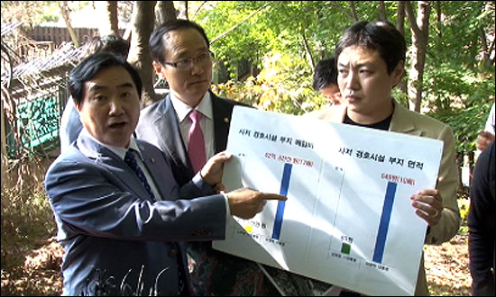 11일 오후 서울 서초구 내곡동 이명박 대통령 사저 터를 방문한 민주당 의원들.