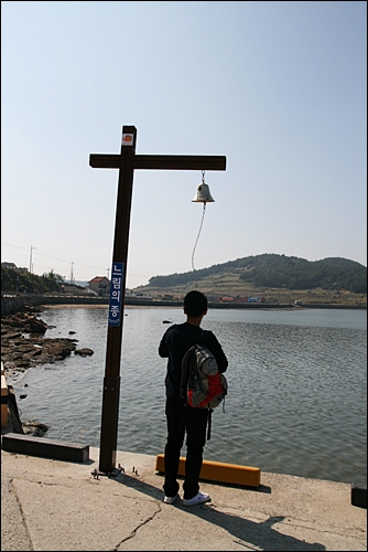  항구 끝에 있는 '느림의 종'. 슬로길 시작을 알린다.