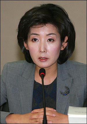 얼마전 일본자위대 행사를 방문해 물의를 일으킨 한나라당 서울시장 후보자 나경원씨 