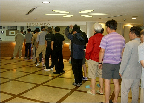 도가니탕 식권(5000원)을 사려고 기다리는 승객들.
