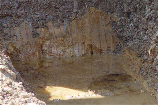 지난 6일, 오염토양 발견지점입니다. 오염된 토양에서 물이 고이면서 기름띠가 만들어졌습니다. 벽면으로 기름 성분으로 추정되는 액체가 흘러나옵니다.