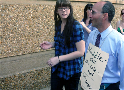 현직 변호사인 에릭 씨는 사무실에 있는 서류 파일에 구호를 적어 목에 걸고 시위대와 함께 걸었다. 