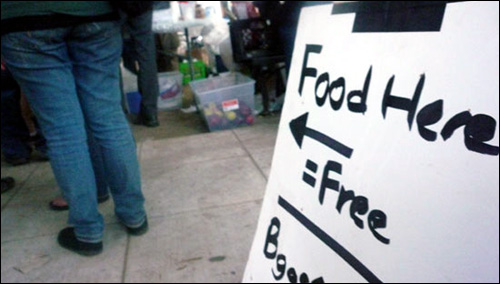 출출한 시민들을 위해 무료로 음식을 제공했다. 
