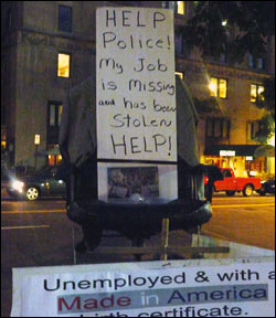 일자리를 도둑맞았다는 문구로 실업난을 호소하는 시민들. 