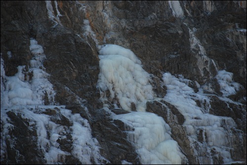 이게 바로 경인운하의 최대 장관인 빙벽입니다. 
