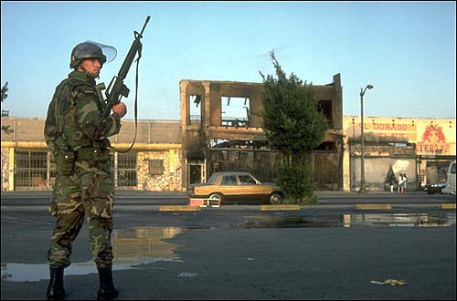 1992년 LA 흑인 폭동 직후의 거리 모습. 