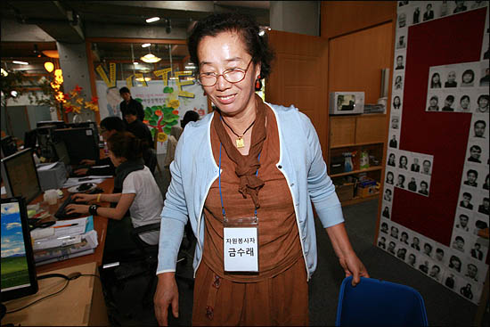 박원순 야권통합 서울시장 후보 캠프에서 자원봉사를 하고 있는 금수레씨는 "아이들 보육나 교육문제에 대해선 박 후보가 누구보다 잘 해줄 것이라 믿기 때문에 어떠한 궂은 일도 마다하지 않겠다"고 말했다.