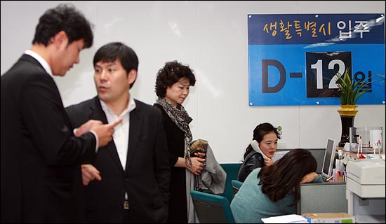14일 오전 서울 중구 프레스센터에 마련된 나경원 한나라당 서울시장 후보 선거운동본부 사무실 벽에 '생활특별시 입주 D-12'라고 글자를 붙여놓고 지지자들과 자원봉사자들이 분주히 업무를 보고 있다. 