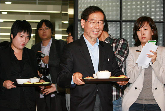 14일 오후 연세대 학생식당에서 대학생들과 만난 박원순 야권통합 서울시장 후보가 학생들과 함께 배식판을 들고 세미나실에 들어서고 있다.
