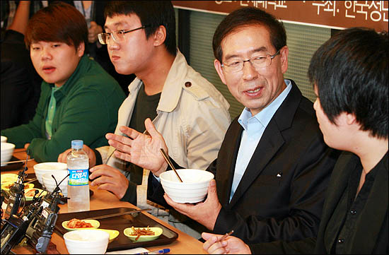 박원순 야권통합 서울시장 후보가 14일 오후 연세대 학생식당에서 점심을 들며 대학생들의 고충을 듣고 있다.