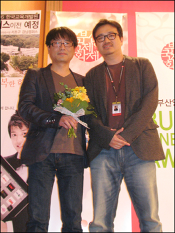  애니메이션 <돼지의 왕>을 제작한 조영각 프로듀서(왼쪽)와 연상호 감독 