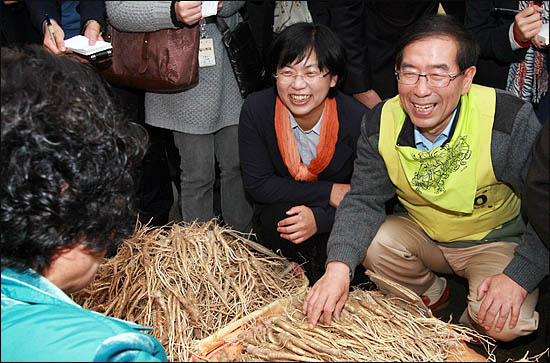  이정희 민주노동당 대표와 함께 14일 오후 경동시장을 방문한 박원순 야권통합 서울시장 후보가 상인들과 얘기나누며 환하게 웃고 있다.