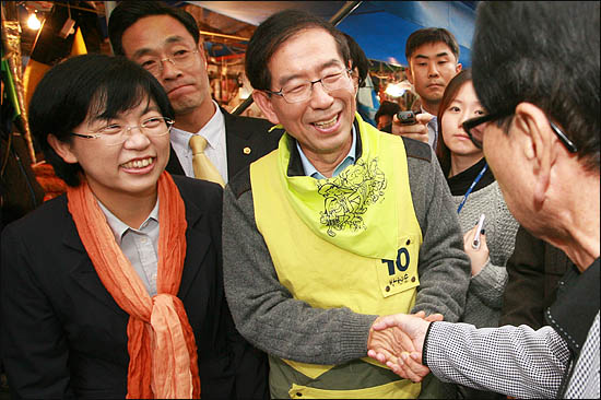 이정희 민주노동당 대표와 함께 14일 오후 경동시장을 방문한 박원순 야권통합 서울시장 후보가 시민들과 얘기나누며 환하게 웃고 있다.