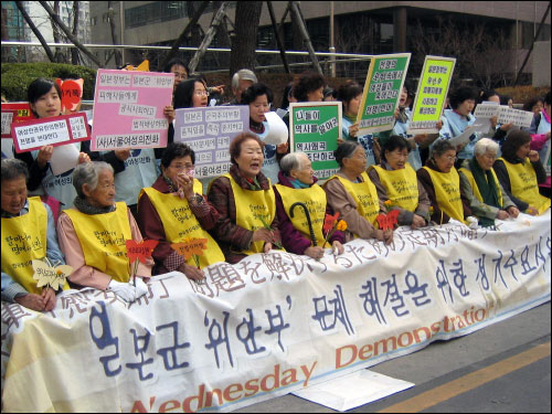 세상에서 가장 오래 된 시위, '수요시위'. 그것은 일본군 '위안부' 할머니들이 지켜온 20년간의 용기다.