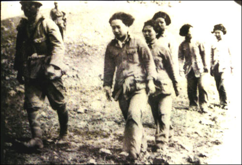 군대를 따라 이동하고 있는 일본군 '위안부'들. 이들은 병사들을 따라 옮겨다니며 성 노예로 살아야 했다.