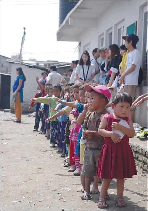 대안학교인 경남 태봉고등학교 학생들은 네팔 '짓다만 학교 짓기'를 위해 '네팔 기부 펀드' 모금 운동을 벌이고 있다. 사진은 네팔 어린이들의 모습.