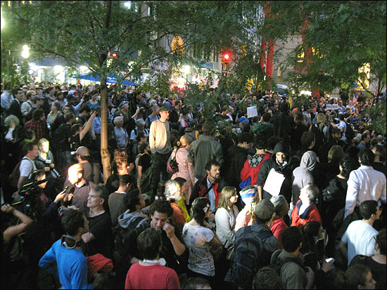 지난해 10월 14일 오전(현지 시각) '월스트리트를 점령하라' 시위가 벌어지고 있는 뉴욕 맨해튼 자유광장(주코티파크)에는 뉴욕시의 청소 계획에 맞서 3000여 명의 시위대가 집결했다. 