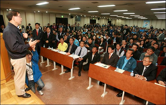  10.26 서울시장 보궐선거에 출마한 박원순 야권단일후보가 15일 오전 서울 잠실 교통회관에서 서울시개인택시운송사업조합 주최로 열린 '택시요금 인상 등 조합 현안 해결을 위한 궐기대회'에서 택시업계 현안에 대한 참가자의 이야기를 들은 뒤 자신의 입장을 설명하고 있다.