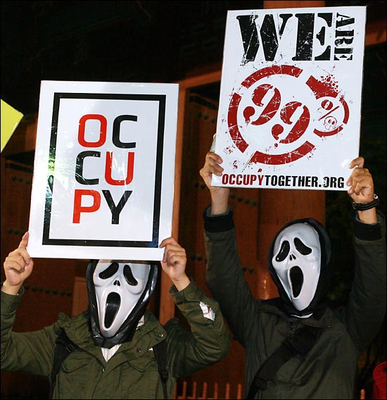지난해 10월 15일 오후 서울 금융위원회, 서울역 등 도심 곳곳에서 30여개 시민단체가 모인 <99%행동준비회의> 주최 '1%에 맞서는 99%, 분노하는 99% 광장을 점령하다(Occupy 서울)' 집회가 열리고 있다.